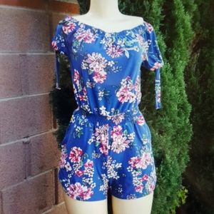 Sz M floral short pull on romper
